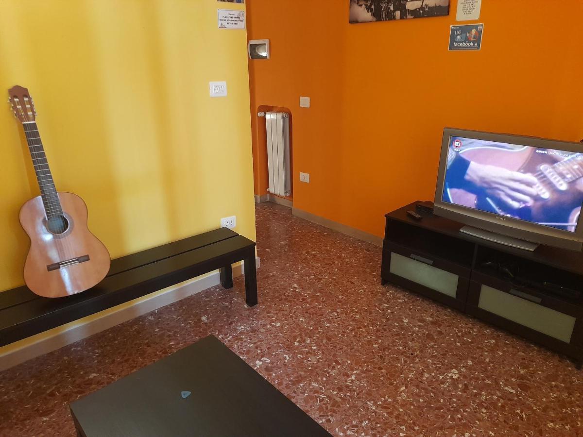 Pisa Train Station Hostel Bagian luar foto