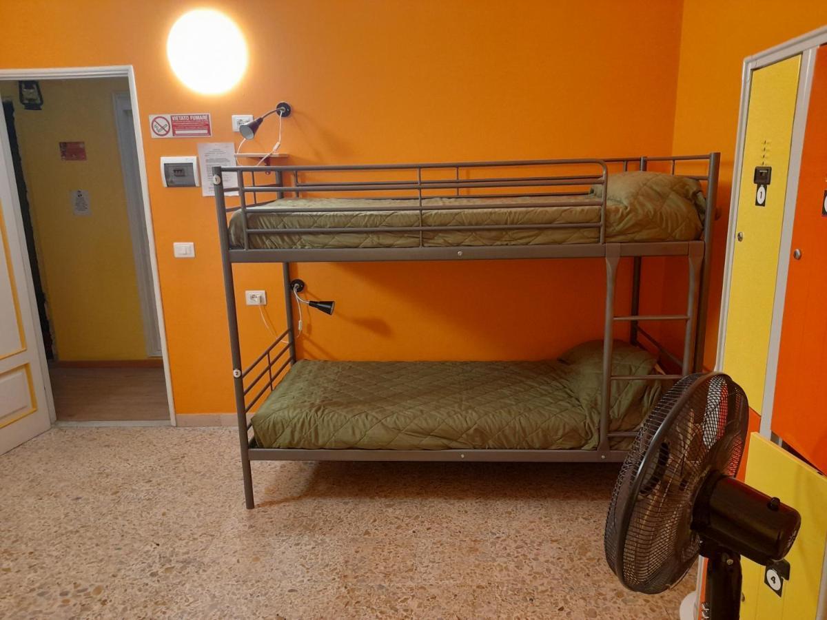 Pisa Train Station Hostel Bagian luar foto