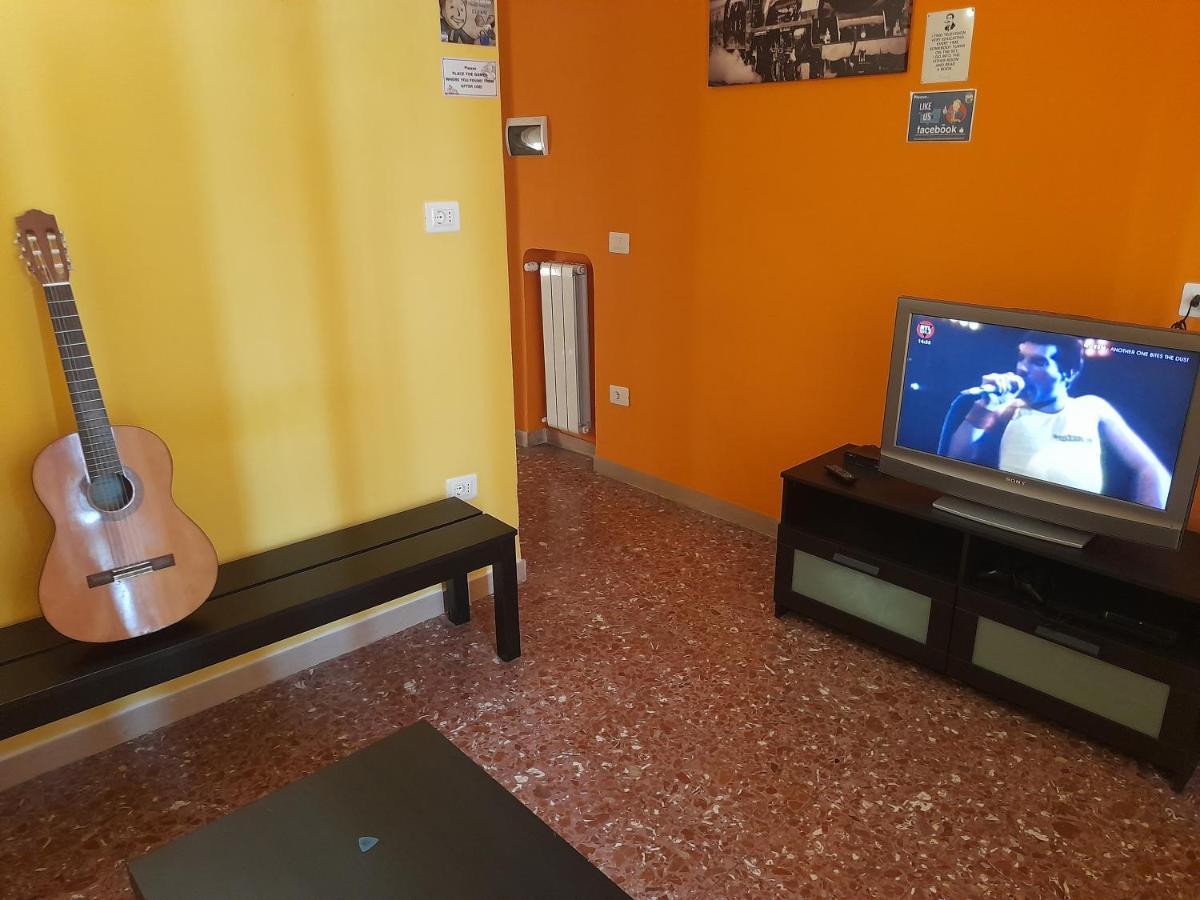 Pisa Train Station Hostel Bagian luar foto